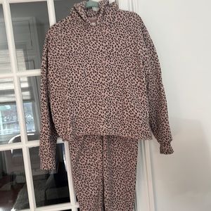 Abercrombie matching sweat suit // cropped hoodie // jogger pants